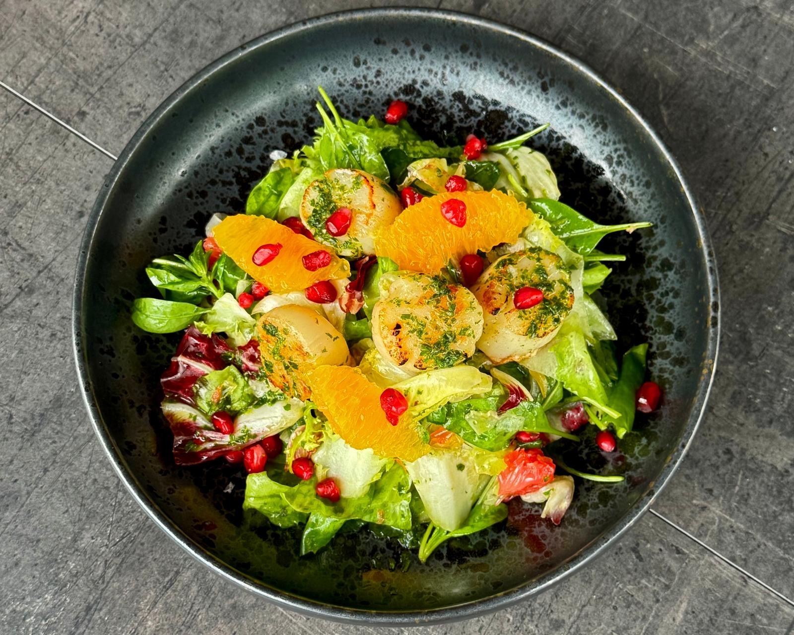 INSALATA CAPESANTE AROSTO / SALÁT S RESTOVANÝMI HŘEBENATKAMI - italská kuchyně v letním speciálu restaurace Na Krétě!