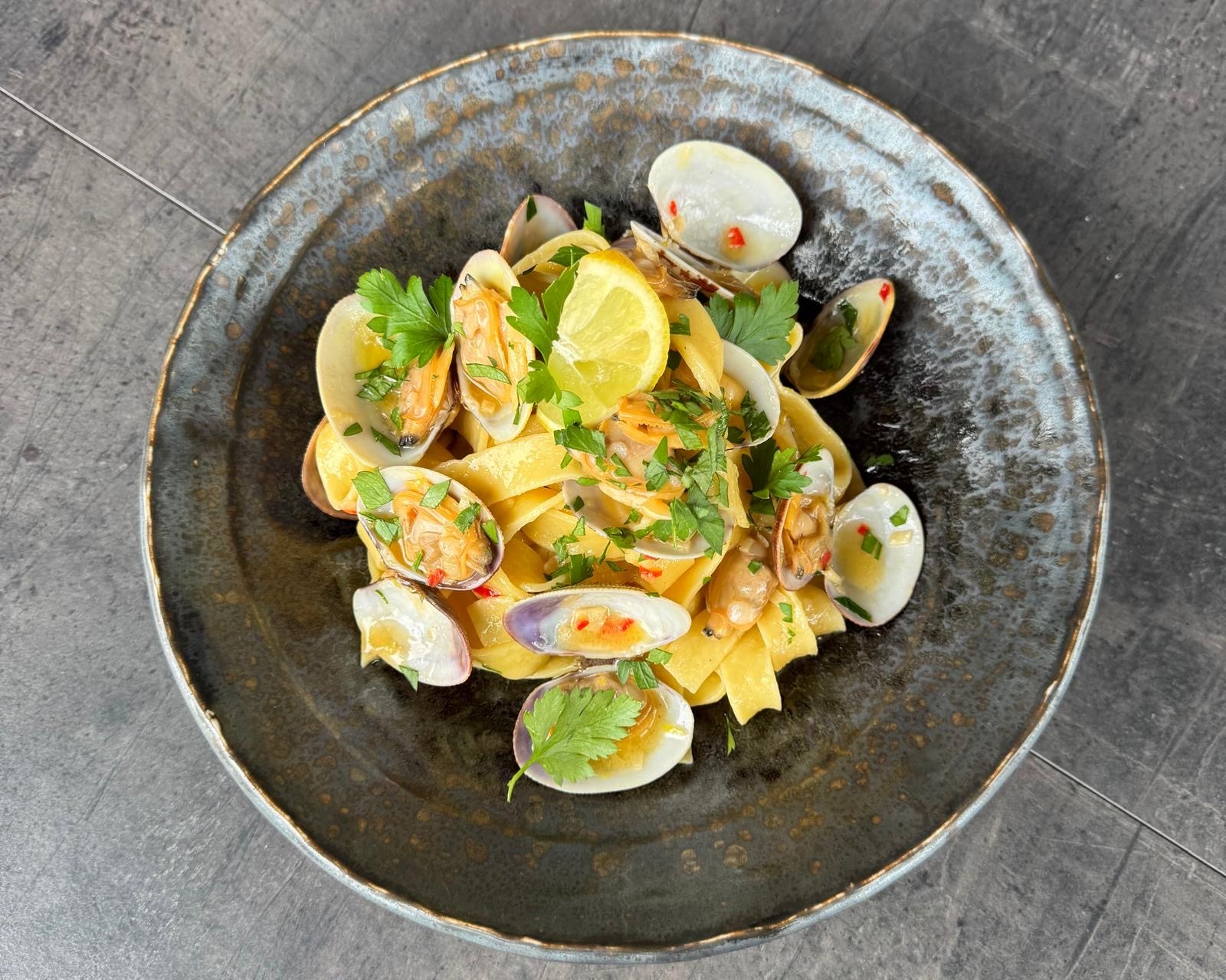 TAGLIATELLE ALLE VONGOLE E LIMONE / TAGLIATELLE SE SRDCOVKYMI A CITRÓNEM - italská kuchyně v letním speciálu restaurace Na Krétě!