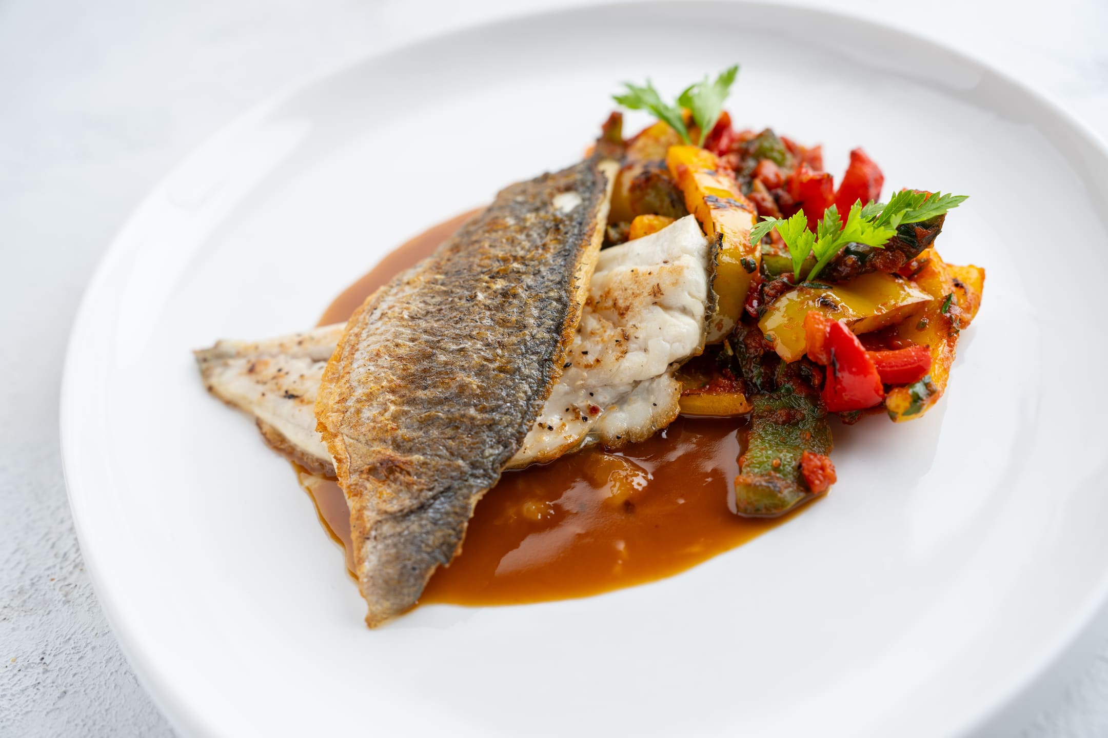 Filet z pražmy královské - Středomořská kuchyně v restauraci Na Krétě. Zažijte skvělé gastro jen kousek od Prahy. Středomoří, které vám naservírujeme, vás chytne všemi smysly!