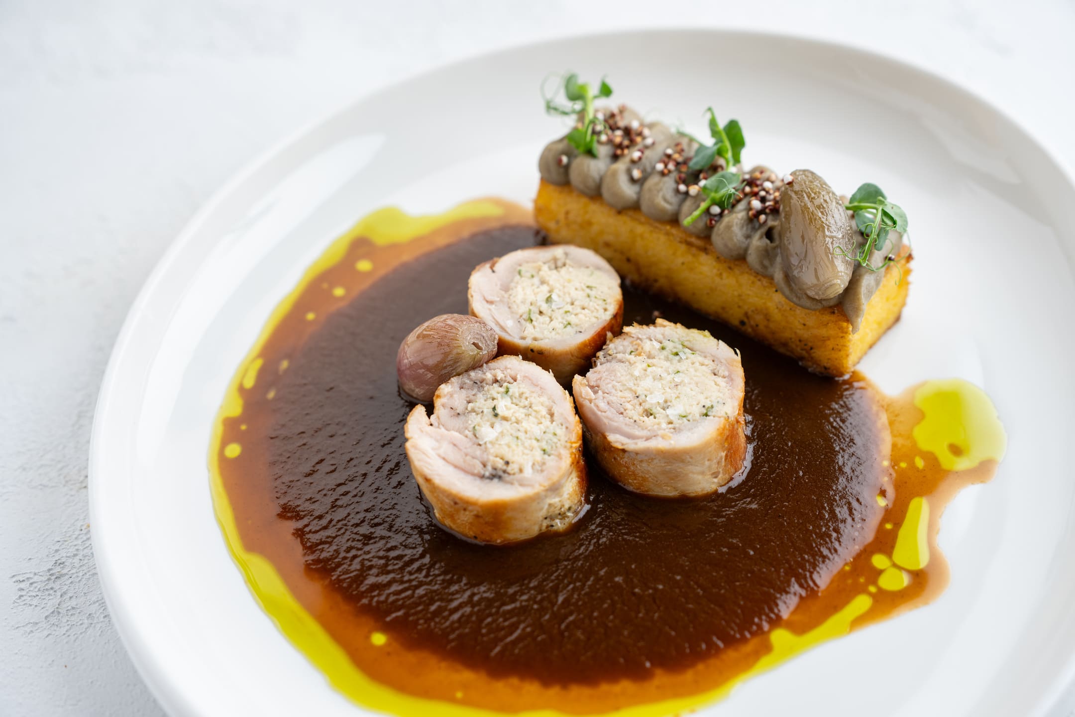 Bylinková kuřecí rolka - Středomořská kuchyně v restauraci Na Krétě. Zažijte skvělé gastro jen kousek od Prahy. Středomoří, které vám naservírujeme, vás chytne všemi smysly!