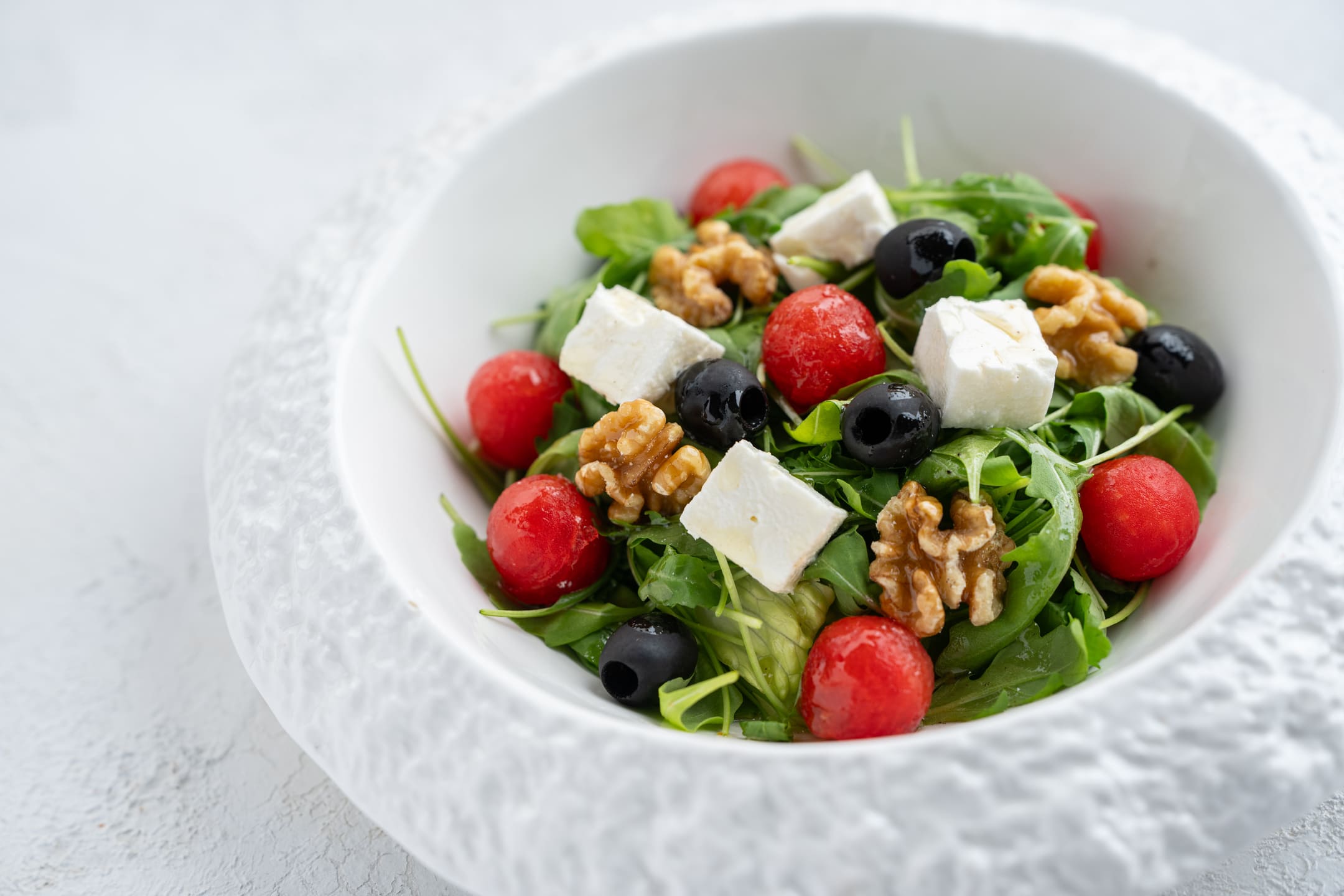 Středomořský salát s vodním melounem - Středomořská kuchyně v restauraci Na Krétě. Zažijte skvělé gastro jen kousek od Prahy. Středomoří, které vám naservírujeme, vás chytne všemi smysly!