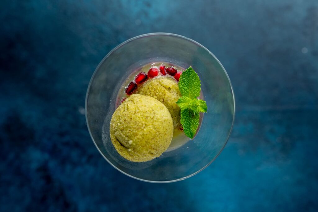 Sorbet z kiwi s bazalkou - Středomořská kuchyně v restauraci Na Krétě. Zažijte skvělé gastro jen kousek od Prahy. Středomoří, které vám naservírujeme, vás chytne všemi smysly!