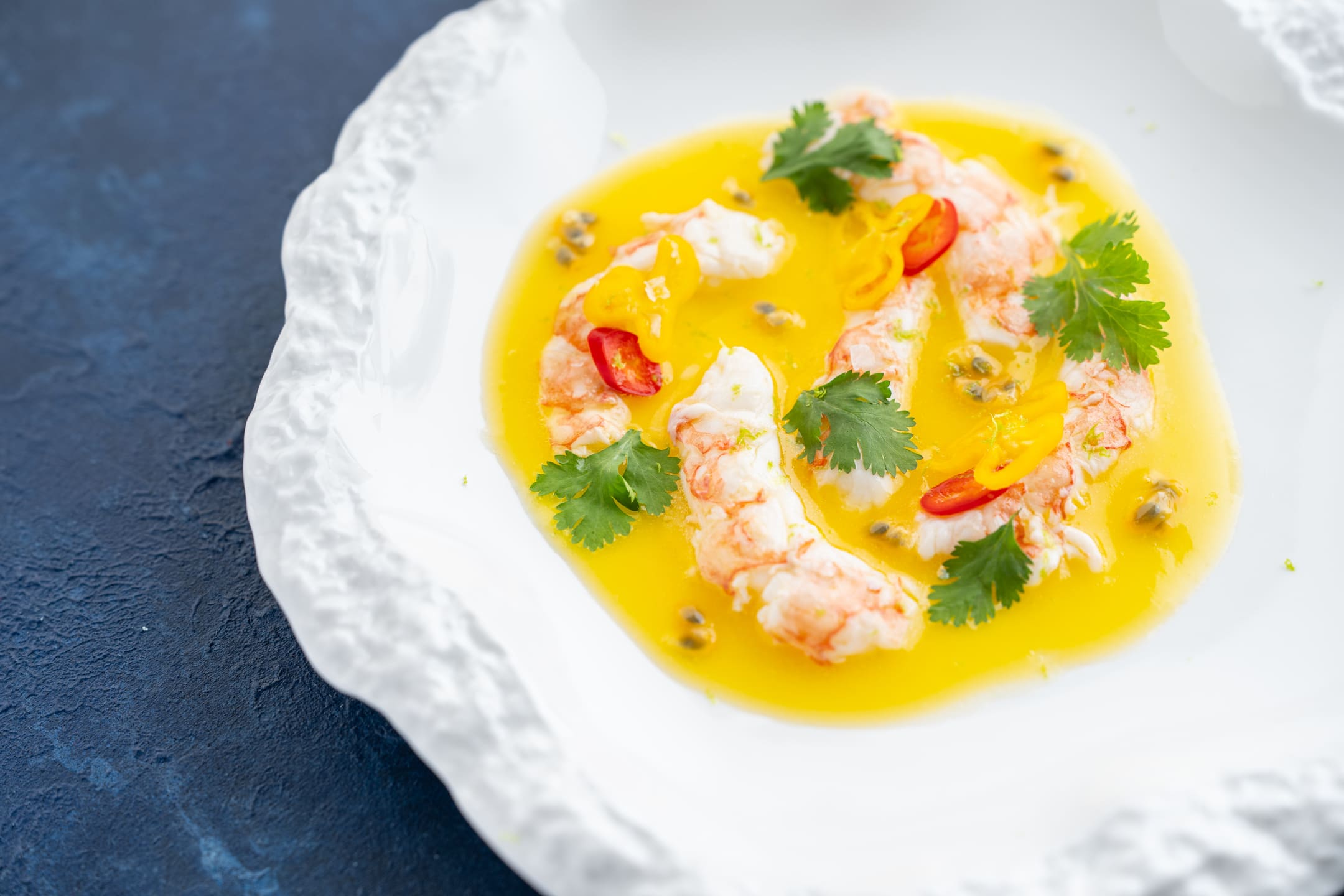 Krevetový ceviche - Středomořská kuchyně v restauraci Na Krétě. Zažijte skvělé gastro jen kousek od Prahy. Středomoří, které vám naservírujeme, vás chytne všemi smysly!