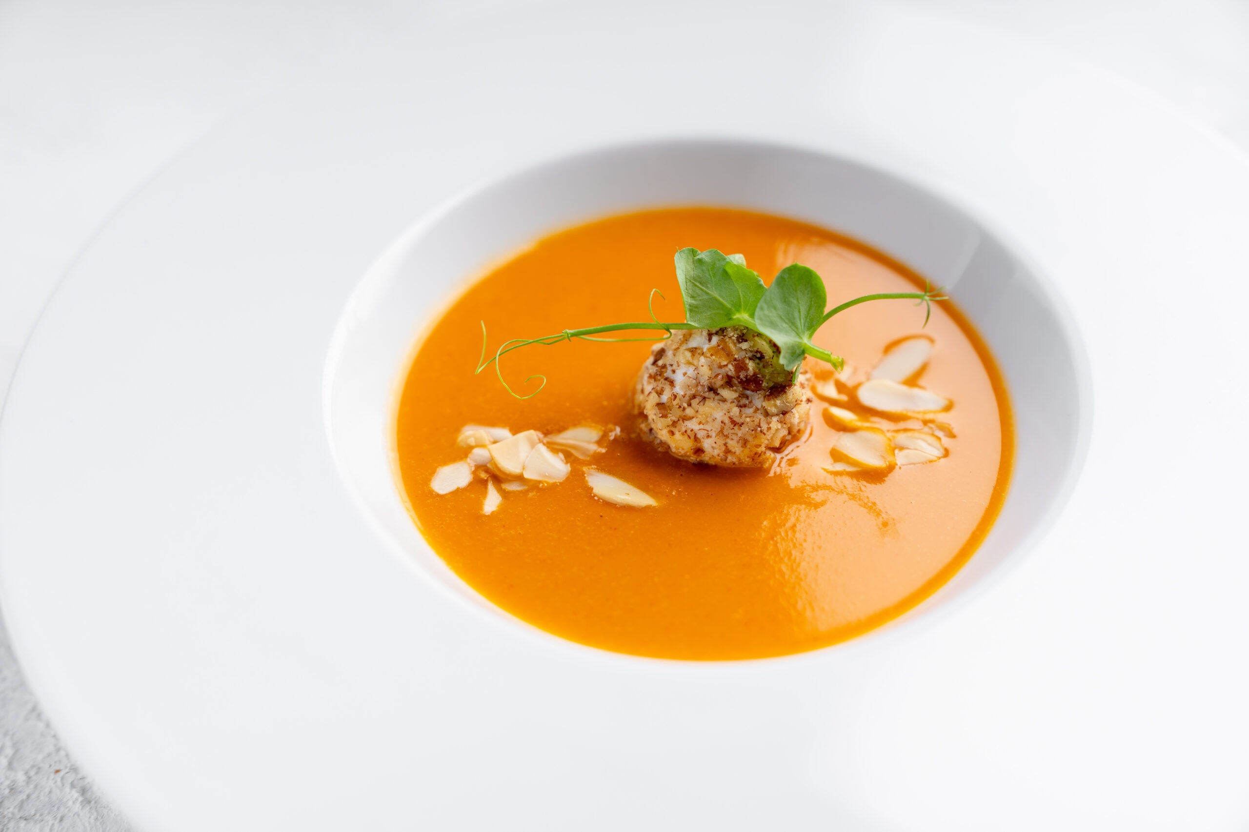 Menu STEAKY právě teď v restauraci Na Krétě - a co vás správně navnadí na ty nejlepší steaky v okolí Prahy? Začněte třeba polévkou, připravili jsme skvělý krém z pečených červených paprik. Gastronomický zážitek!