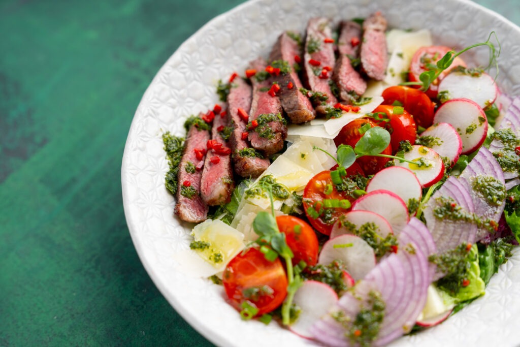 Salát se steakem Picanha – lehký, a přesto plný masové chuti.  