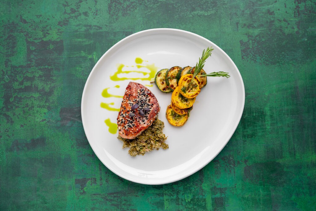 Steak z tuňáka nejvyšší kvality. Nenechte si ho ujít ve speciálním a časově omezeném steakovém menu v restauraci na Krétě.