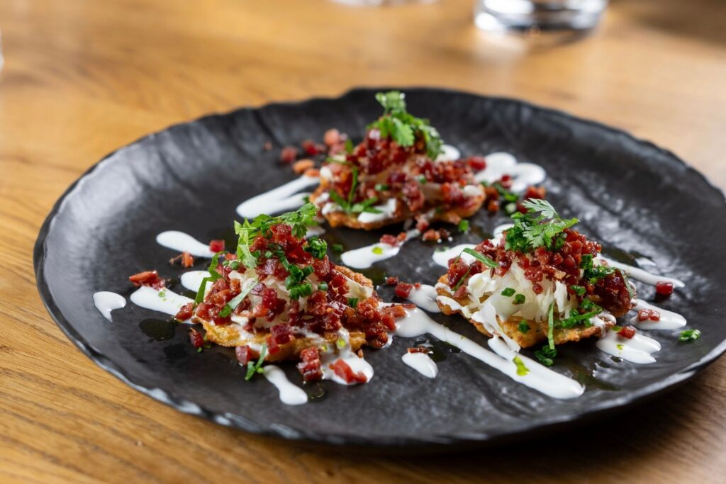 Křupavé bramboráčky jsou pravou poctou české kuchyni. V českém gastronomickém speciálu restaurace Na Krétě si je můžete dát jako předkrm.