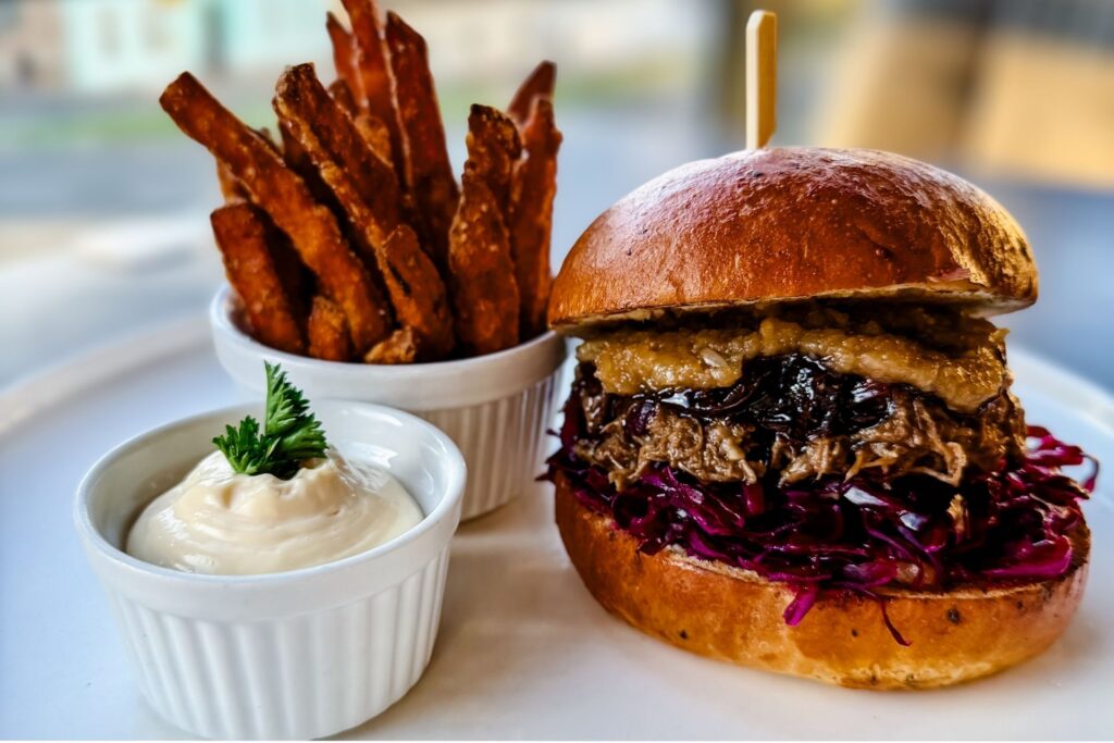 Svatomartinská husa - husí hody v restauraci Na Krétě. Kompletní svatomartinské menu - zde hlavní chod, burger s trhaným husím masem