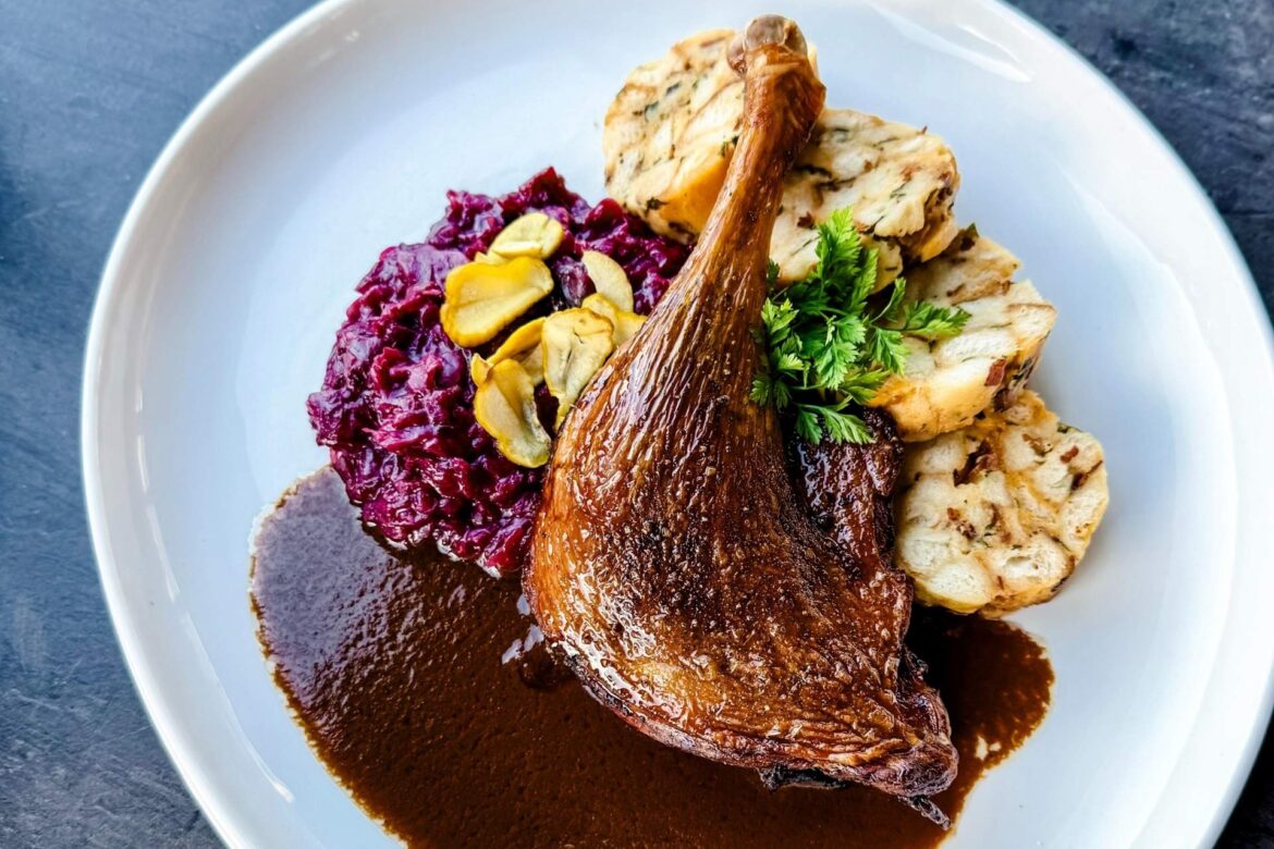 Svatomartinská husa - husí hody v restauraci Na Krétě. Kompletní svatomartinské menu - zde hlavní chod, pečené husí stehno