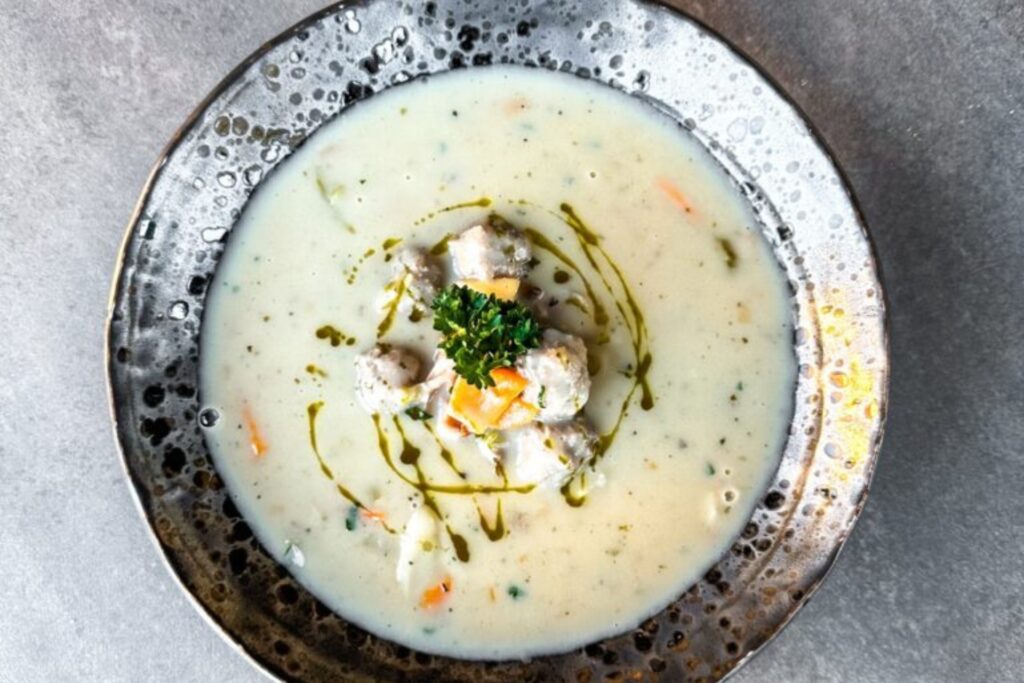 Svatomartinská husa - husí hody v restauraci Na Krétě. Kompletní svatomartinské menu - zde polévka husí kaldoun