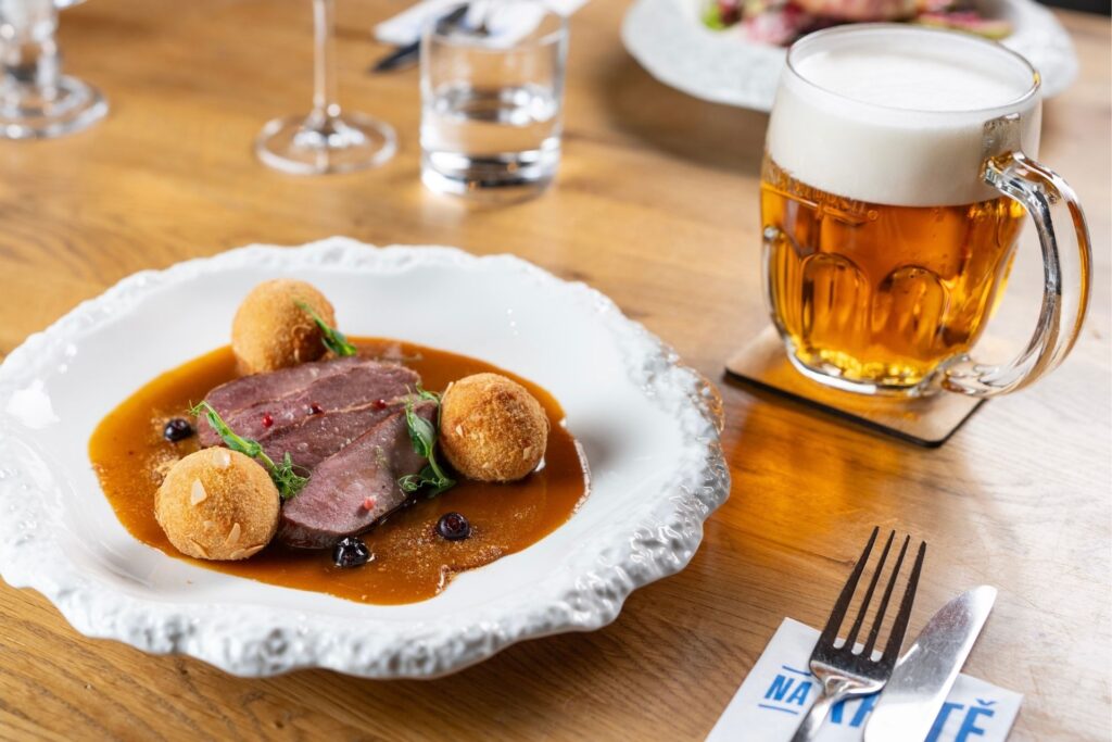 Kančí hřbet se šípkovou omáčkou a mandlovými kroketami. Pocta české kuchyni. Nejlépe chutná se skvěle čepovaným pivem!