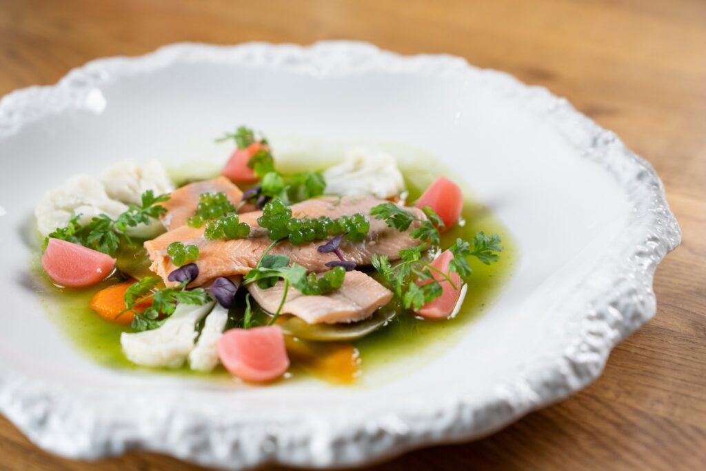 Marinovaný pstruh servírujeme jako moderní, svěží předkrm v rámci českého gastronomického speciálu restaurace Na Krétě. Česká kuchyně jak ji neznáte, moderní a lehká