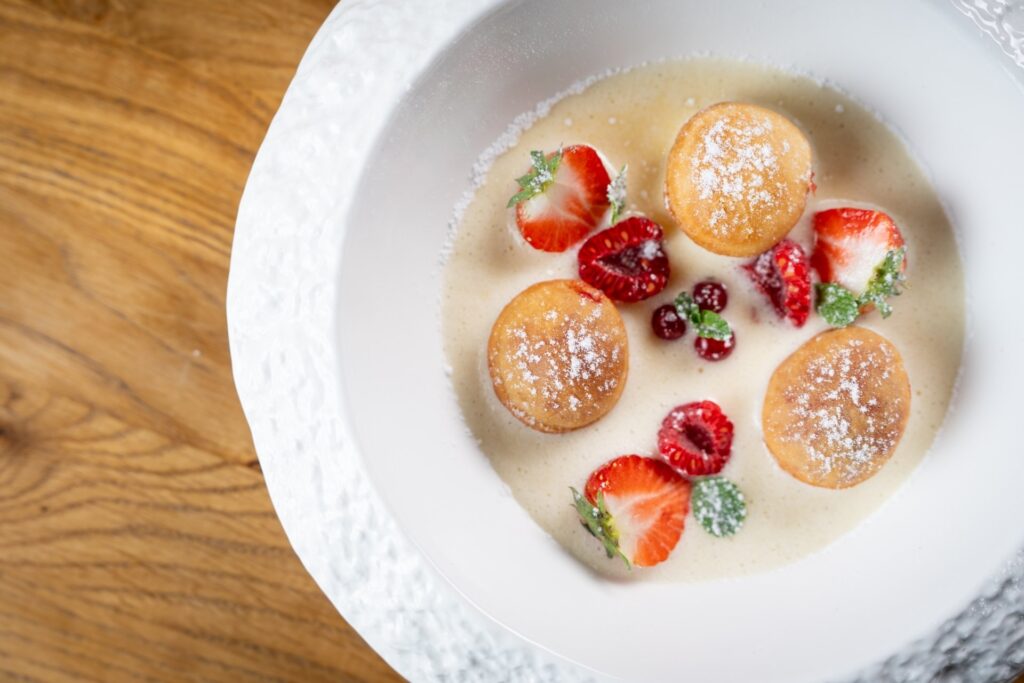 Domácí mini koblihy s jahodovou marmeládou, vanilkovým krémem a čerstvým ovocem