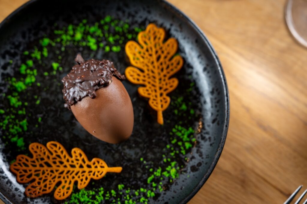 Čokoládový Žalud s pekanovým smetanovým krémem, hruškovým vkladem a podzimním kořením