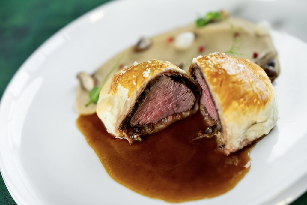 Hovězí Wellington - Symbol slavnostní kuchyně. Vánoční menu podle restaurace Na Krétě
