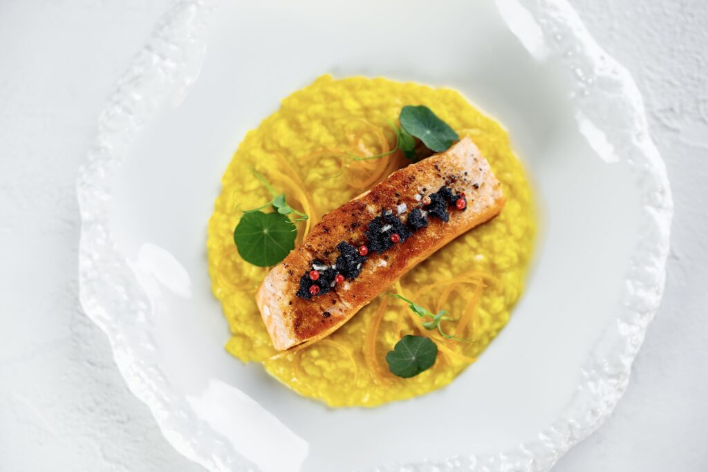Grilovaný filet z lososa se šafránovým rizotem - Vánoční menu v podání restaurace Na Krétě