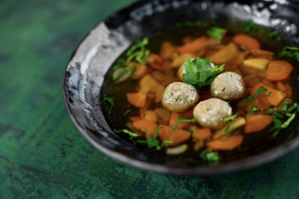 Kuřecí consommé s koňakem. Vánoční menu v restauraci Na Krétě - gastronomický zážitek v okolí Prahy