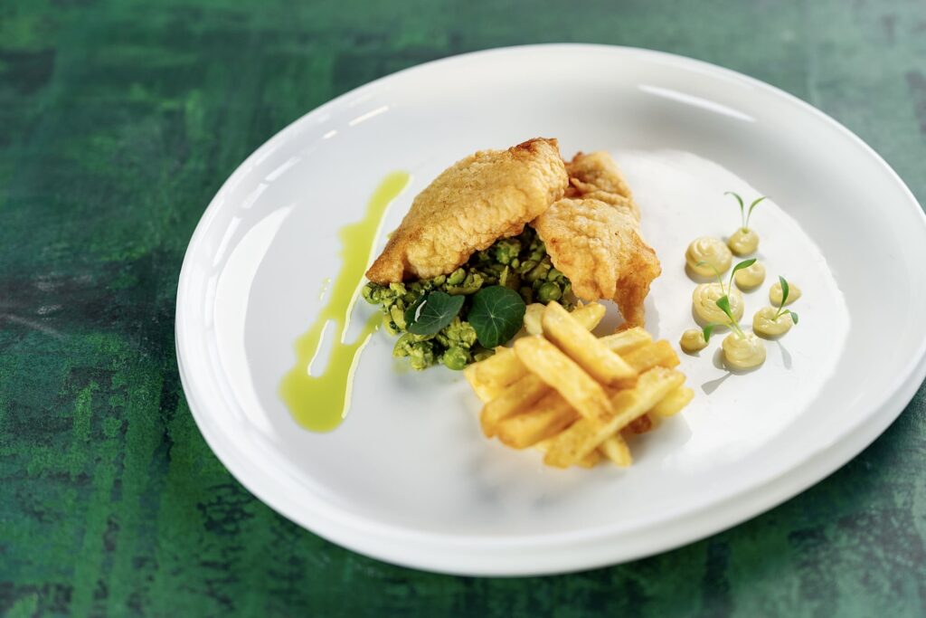 Smažená treska v pivním těstíčku – Moderní pojetí britské klasiky „fish & chips“. Sváteční menu v restauraci Na Krtéě v Hořovicích