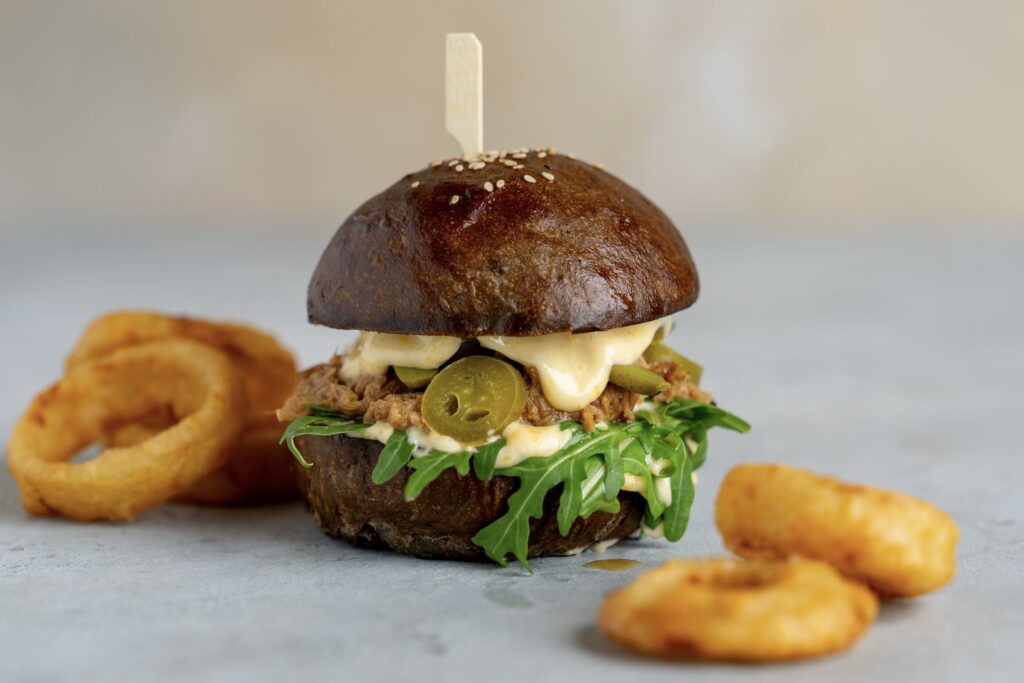 Nelepší burgery? Zkuste ty naše! V restauraci Na Krétě právě podáváme STEAK & BURGER speciální menu.