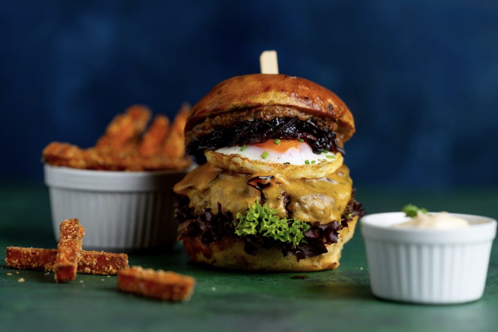 Nejlepší burgery teď můžete ochutnat u nás v restauraci Na Krétě, blízko Prahy v Hořovicích. Třeba tento hovězí burger se slaninovým džemem. Klasika v prémiovém provedení. Se sázeným vejcem.