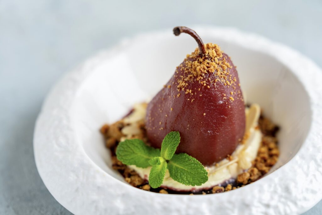 Co na závěr našeho STEAK & BURGER speciálního menu? Jemný a elegantní dezert - Pošírovaná hruška v červeném víně
