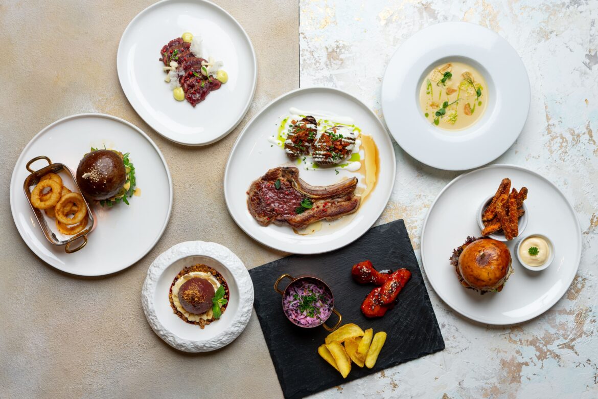 Milovníci pokrmů z masa - máme pro vás STEAK & BURGER speciál: STEAK & BURGER speciál. Připravili jsme výběr burgerů a výrazných masitých pokrmů, kde hraje hlavní roli šťavnatost, správná úprava a dobře zvolené kombinace chutí i struktur.