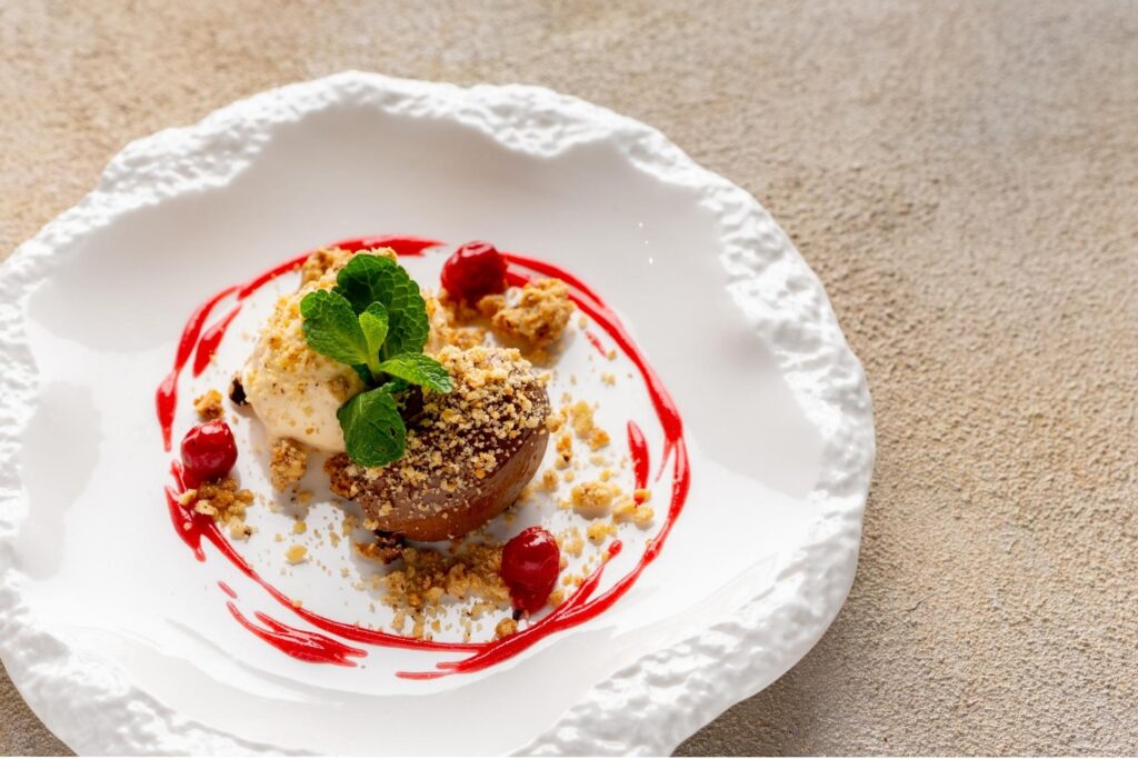 Čokoládová pěna z bílé a hořké čokolády s višňovou omáčkou