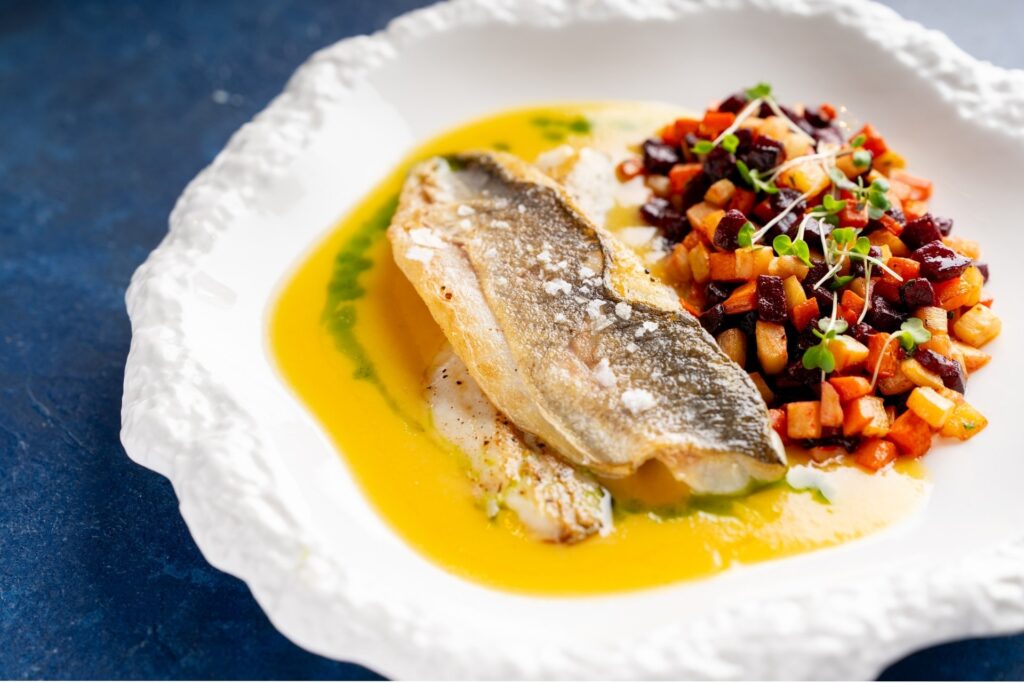 Filety z mořského vlka s citronovým beurre blanc.