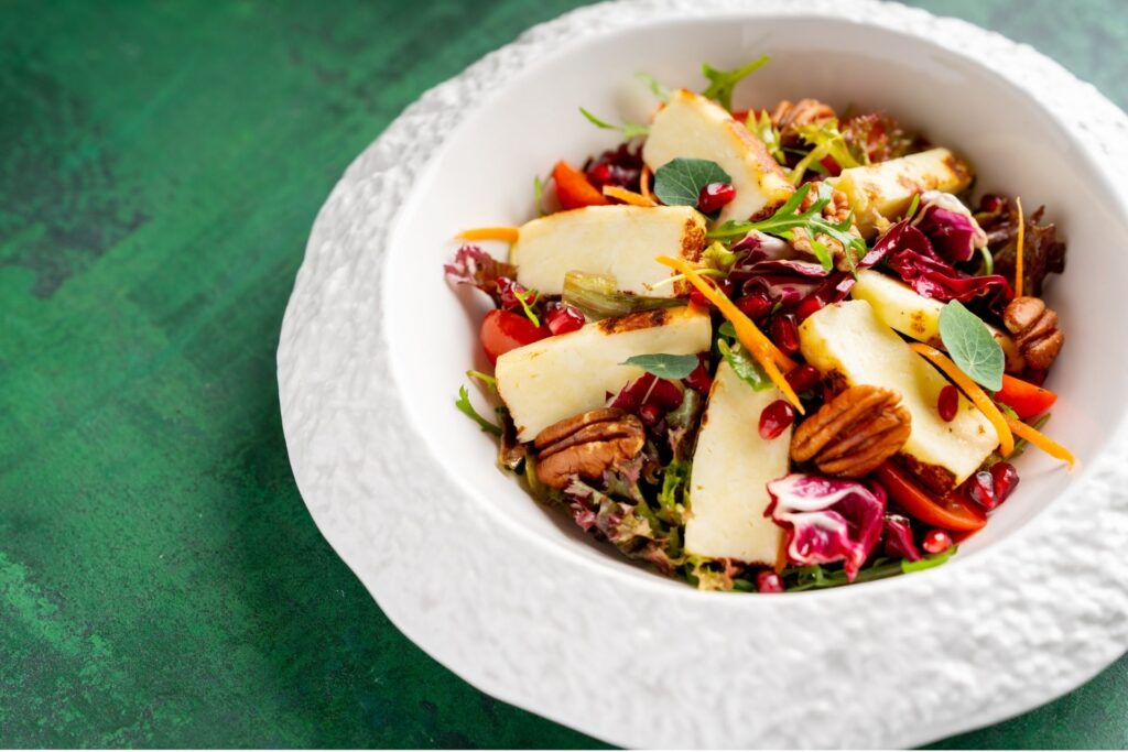 Míchaný salát s radicchiem, grilovaným halloumi a pekanovými ořechy