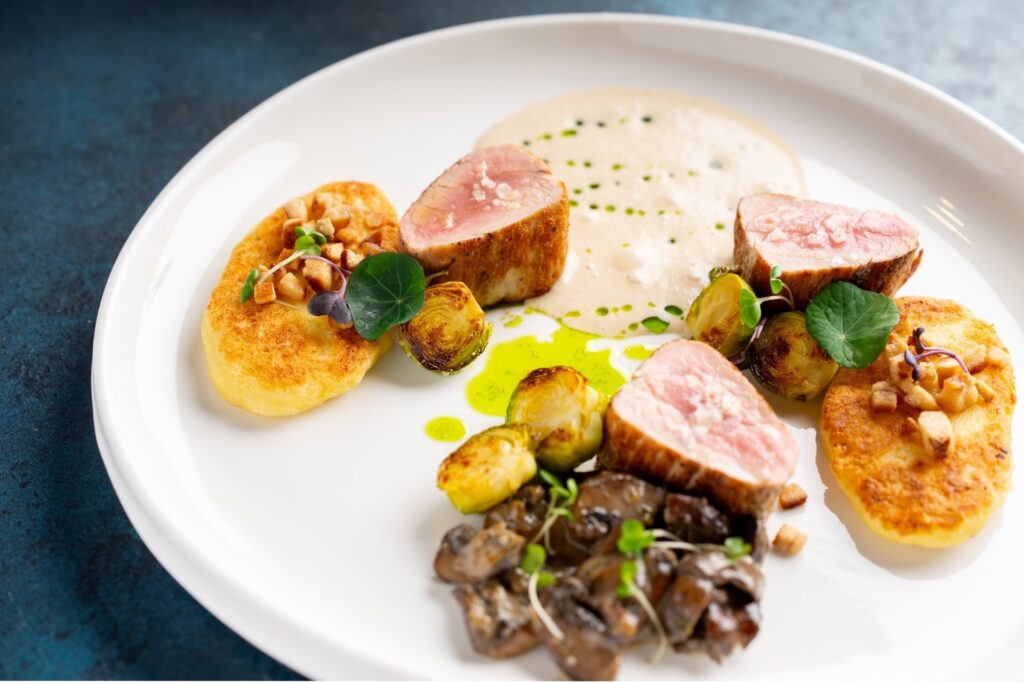 Vepřová panenka s kmínovou espumou. Takhle vypadá moderní gastronomie. Navštivte naše gurmánské dny v restauraci Na Krétě. Jsme blízko Prahy!