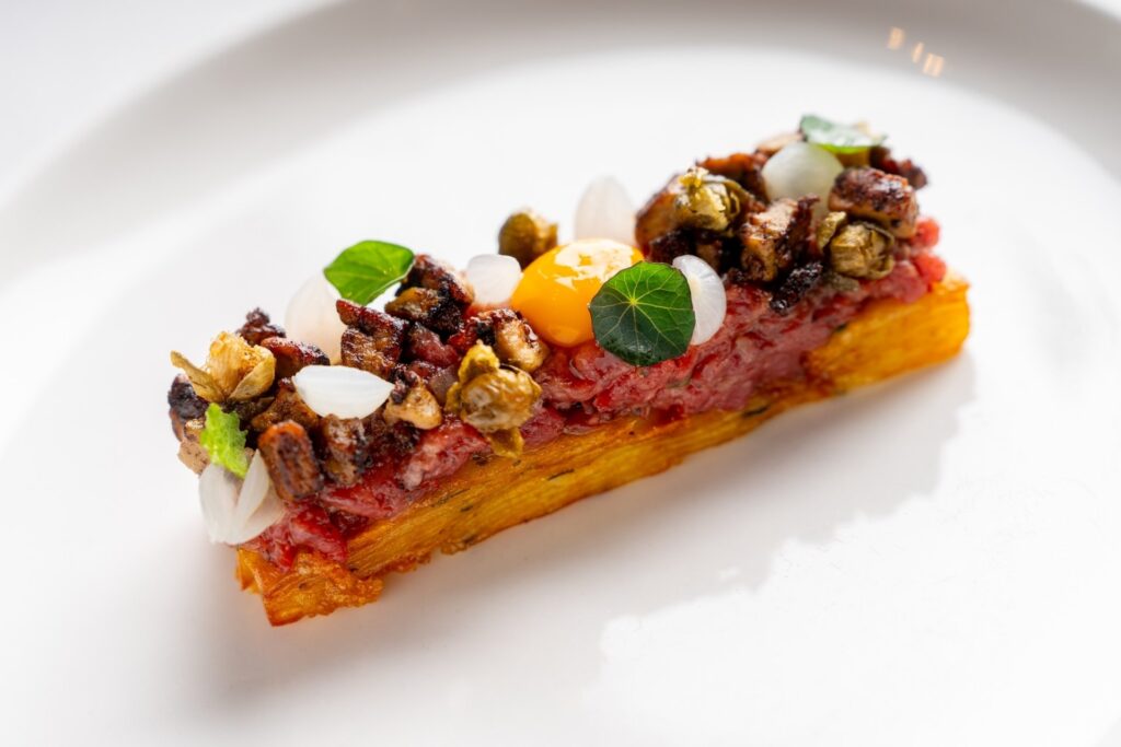 Hovězí tartar s foie gras na bramborovém pavé
