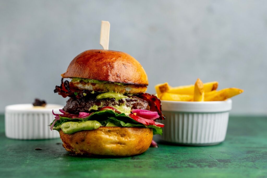 Velikonoce 2026 v restauraci Na Krétě - hovězí burger s majonézou z medvědího česneku.