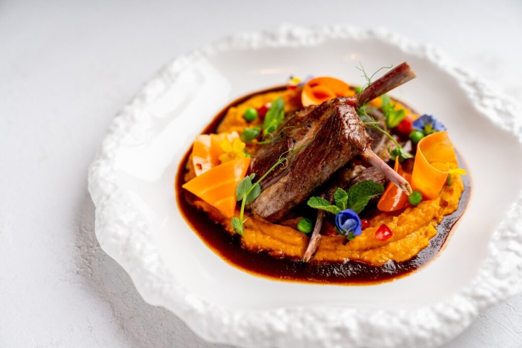 Velikonoce 2026 a speciální velikonoční menu v restauraci Na Krétě v Hořovicích kousek za Prahou. Mezi hlavními chody svátečního menu najdete i jehněčí kotlety s dýňovým pyré.