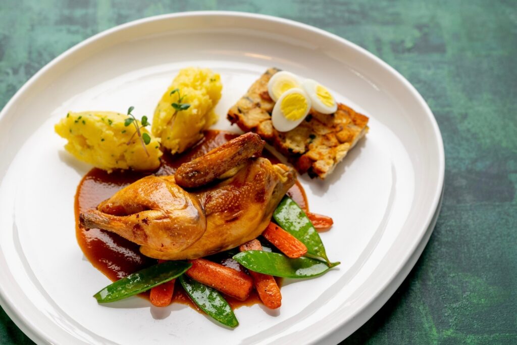 Velikonoce 2026 - kam na skvělé velikonoční menu? Na Krétě v Hořovicích podáváme mimo jiné také pečené kukuřičné kuřátko s nádivkou z mladých kopřiv.