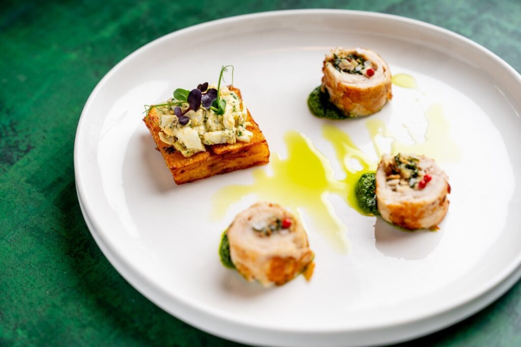 Kam na Velikonoce 2026 na dobré jídlo? Udělejte si výlet na Berounsko a navštivte restauraci Na Krétě v Hořovicích! Čeká vás speciální velikonoční menu a v něm třeba jako předkrm králičí rolka s pestem z medvědího česneku.