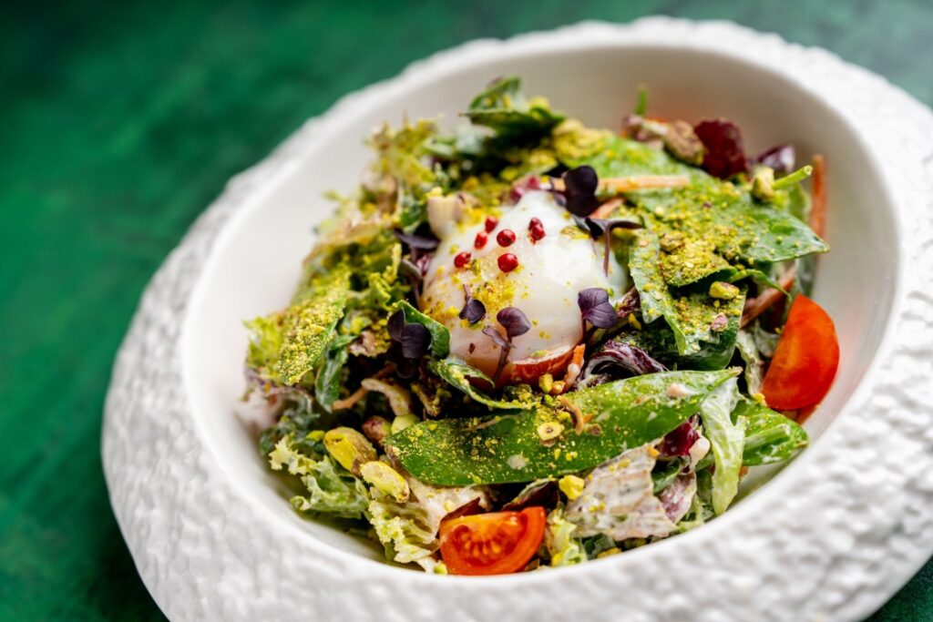 Kam na Velikonoce 2026 na dobré velikonoční menu? A co si dát na Zelený čtvrtek? Co třeba náš míchaný salát se ztraceným vejcem, čerstvým špenátem a cukrovým hráškem?