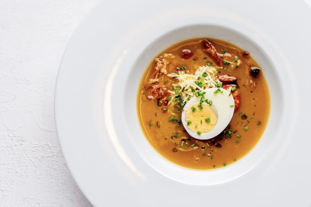 Kam na Velikonoce 2026? Jestli si chcete opravdu pochutnat, navštivte restauraci Na Krétě nedaleko Prahy. Sváteční menu můžete začít velikonoční polévkou ŠMIGRUSTOVKOU!