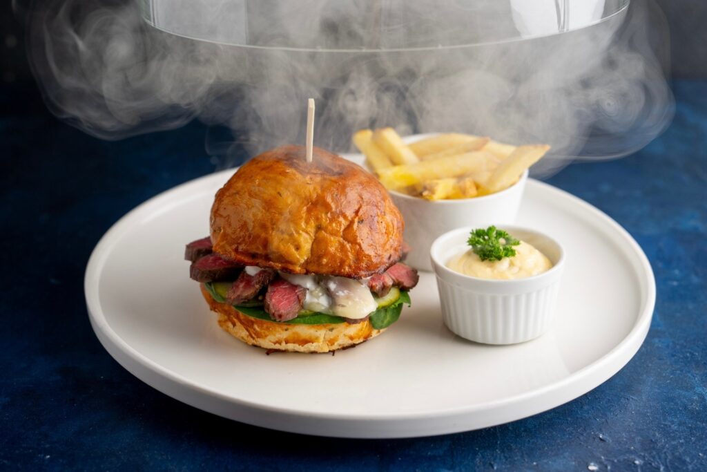 Nejlepší steaky v okolí Prahy právě teď v našem novém steakovém speciálu! A co to zkusit jinak?Filírovaný flank steak v naší burgerové bulce, doplněný gorgonzolou, baby špenátem a nakládanou okurkou