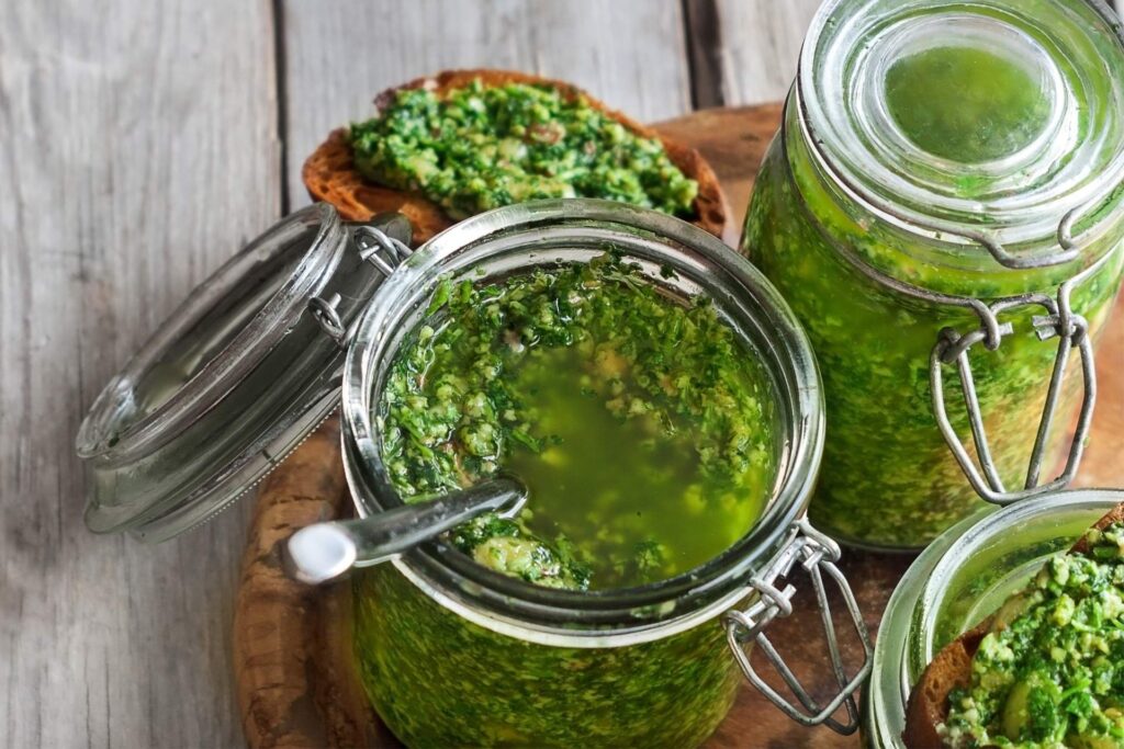 Pesto z medvědího česneku má v kuchyni široké využití