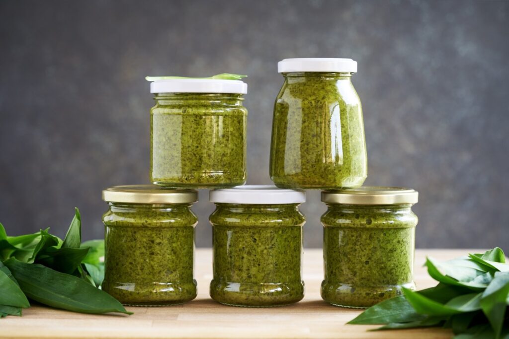 Medvědí česnek: nejlepší způsob, jak si jeho chuť uchovat na později, je vyrobit z něj pesto. Pesto z medvědího česneku skladujte ve sklenicích v lednici