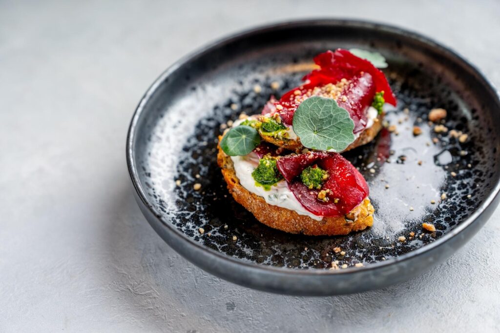 Hledáte, kam na Velikonoce 2026 na dobré jídlo? Bruschetta s kozím sýrem je úžasný předkrm, který stojí na jednoduchosti a čerstvosti jarních surovin.