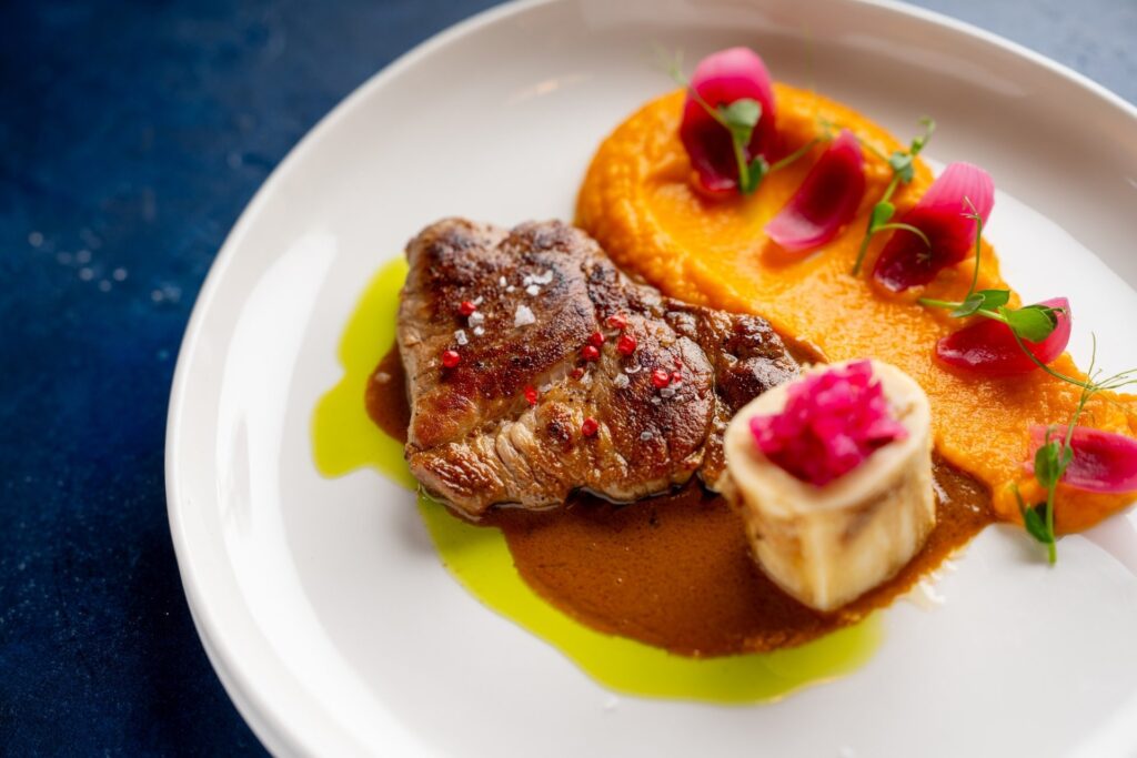 Nejlepší steaky v okolí Prahy právě teď v našem novém speciálu. Ochutnejte steak z dobře vyzrálé krkovice z plemene Duroc! Má výrazné mramorování a díky tomu vyniká svou intenzivní chutí. 