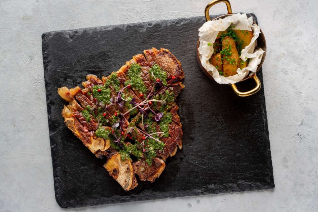 Nejlepší steaky v okolí Prahy právě teď v našem novém speciálu. Hovězí T-bone steak s chimichurri - to je klasika pro všechny milovníky hovězích steaků.