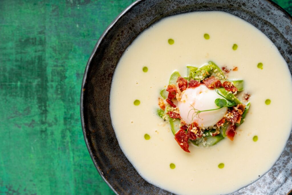 Chřestový krém - jemná polévka z bílého chřestu. Chřestové menu v restauraci Na Krétě