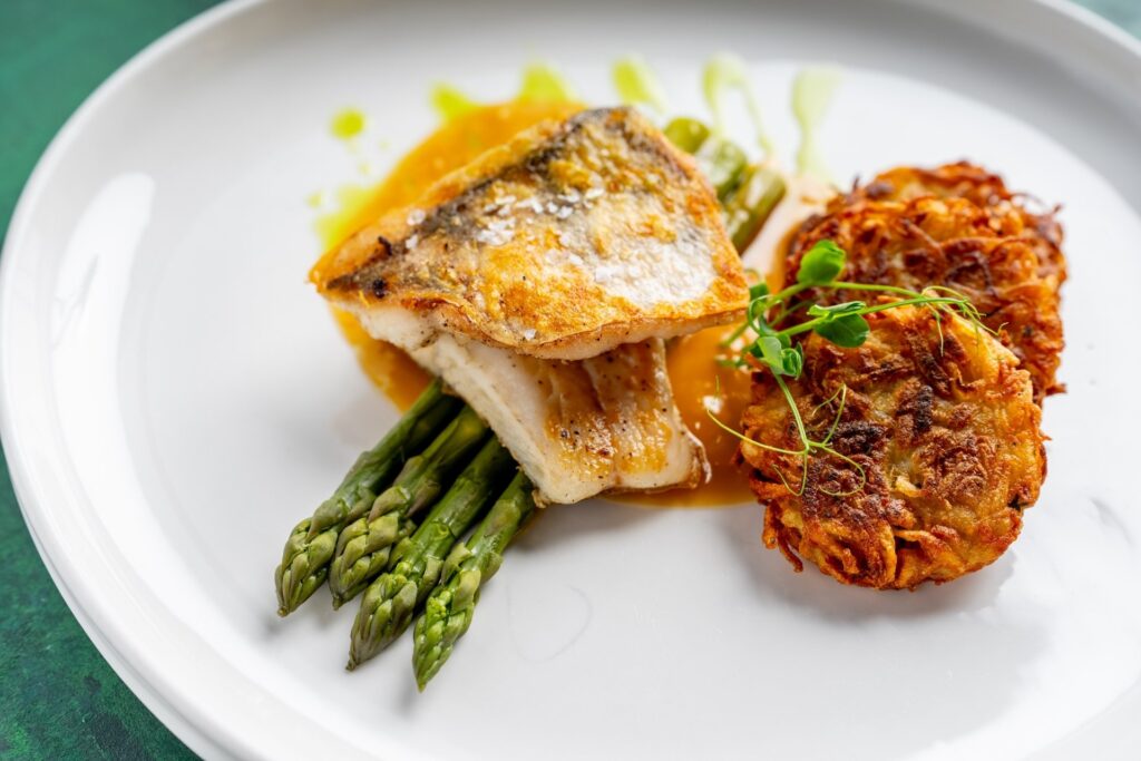 Zlatý hřeb letošní chřestové sezóny - grilovaný candát se zeleným chřestem. 