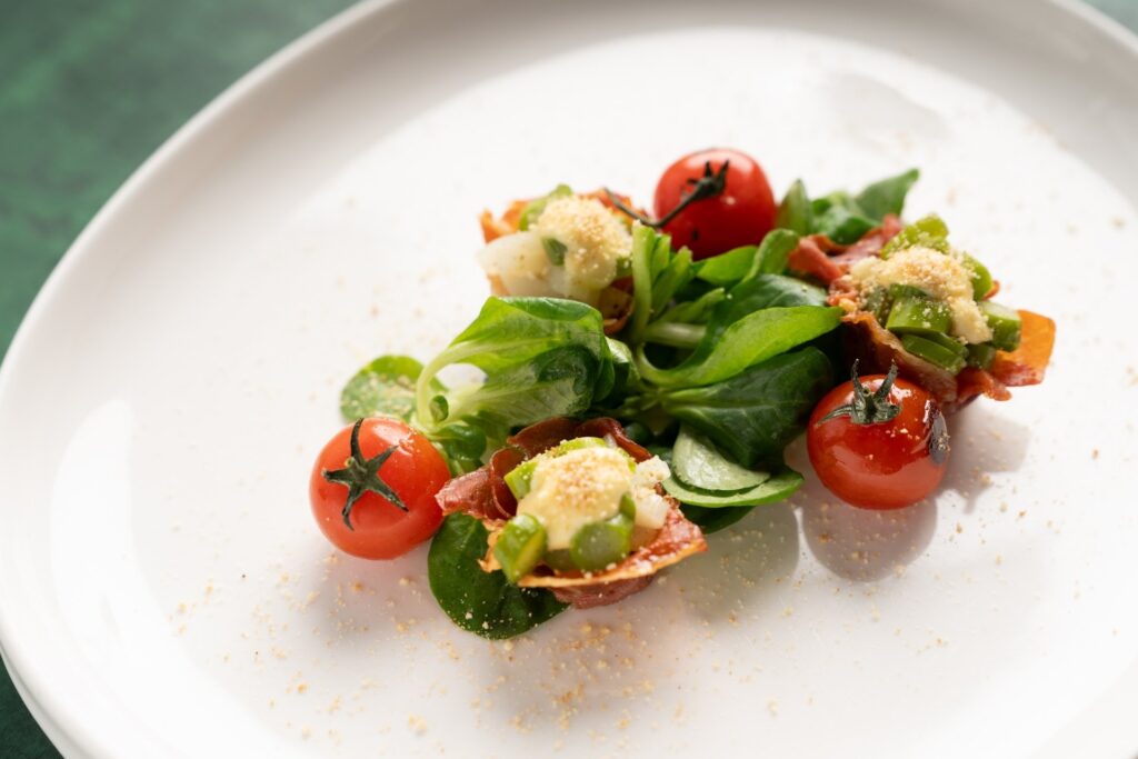 Chřestová sezóna 2026 v restauraci Na Krétě - začněte třeba tímto nevšedním předkrmem - košíčky z parmské šunky plněné chřestem.