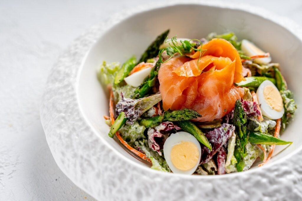 Salát s chřestem a lososem. Recepty z chřestu máme kreativní a dokonale vyladěné.