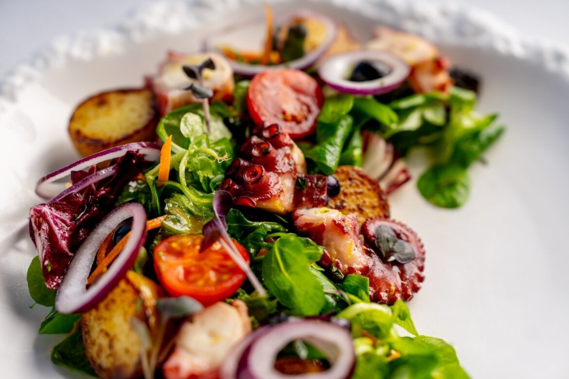 Italská kuchyně v restauraci Na Krétě. Salát s chobotnicí