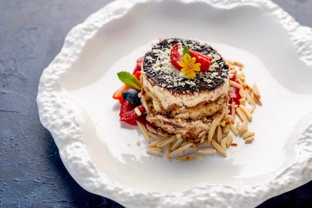 Italská kuchyně v restauraci Na Krétě. Tiramisu s malinami