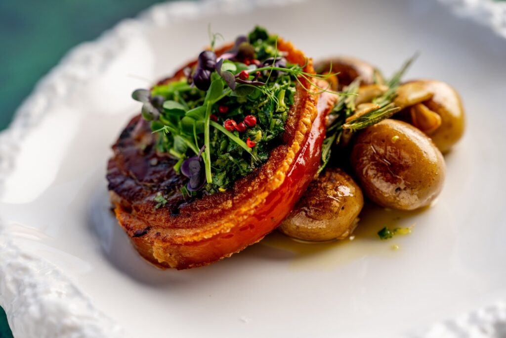 Italská kuchyně v restauraci Na Krétě. Porchetta
